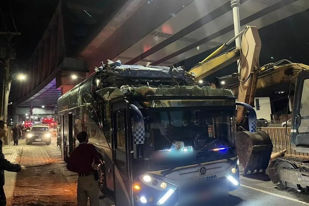 【不斷更新】高雄遊覽車撞涵洞1死14傷駕駛30萬交保　業者罰6萬部分停業3個月
