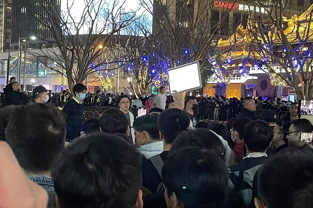 【有片】蘋果中國旗艦店開幕　民眾舉「白紙」抗議黃牛搶紀念品