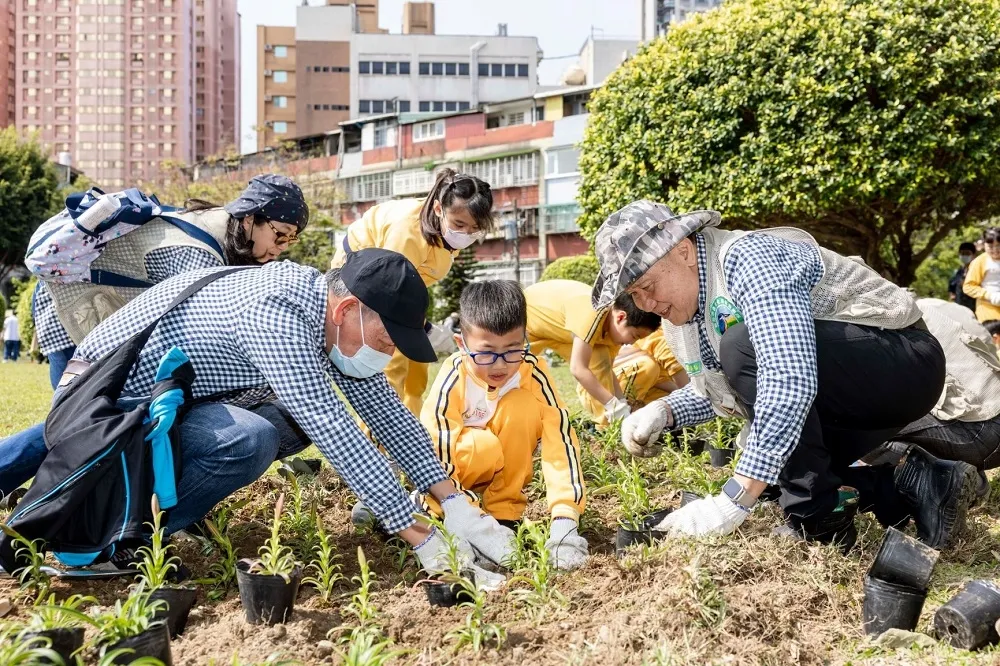 新北推都市造林　媒合企業認養校園植樹落實ESG