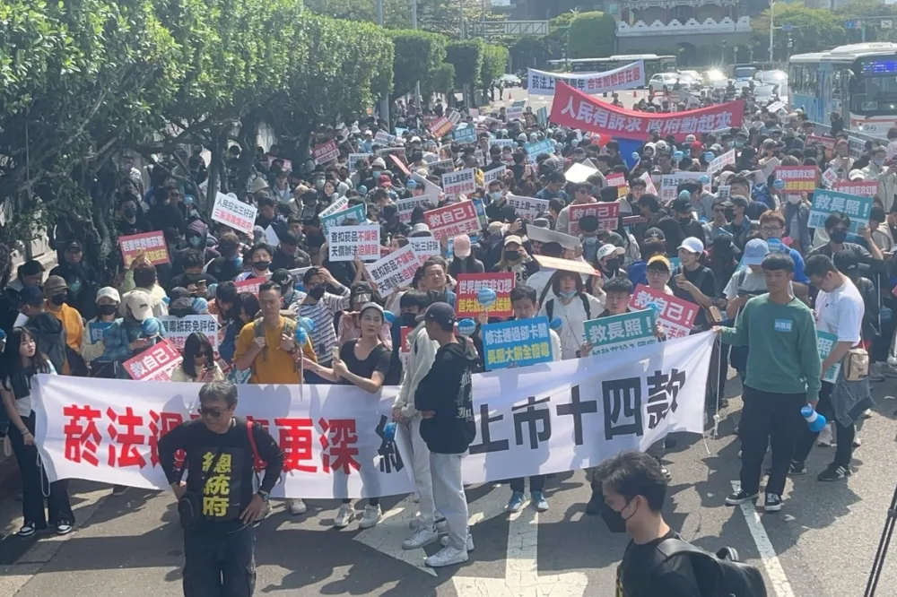 菸法上路滿周年　加熱菸審查牛步、千人爆氣上凱道
