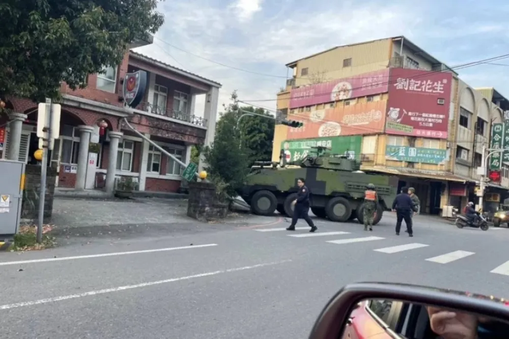 累了嗎？雲豹裝甲車出勤撞倒路燈　派出所無辜遭殃