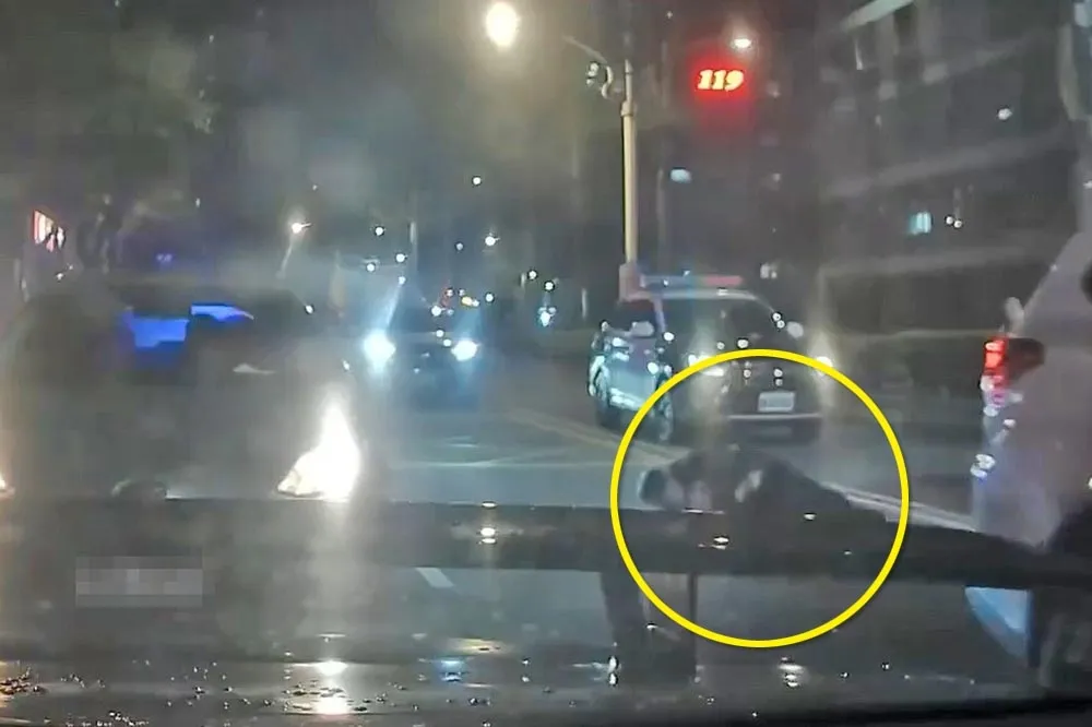【駁火片】勇警中槍倒地仍回擊12槍畫面曝光　嫌犯竟擁「蠍式衝鋒槍」