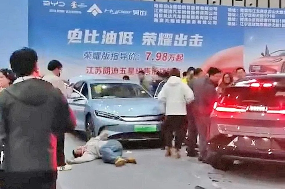 【有片】南京車展意外　極氪汽車突然啟動衝撞釀5傷