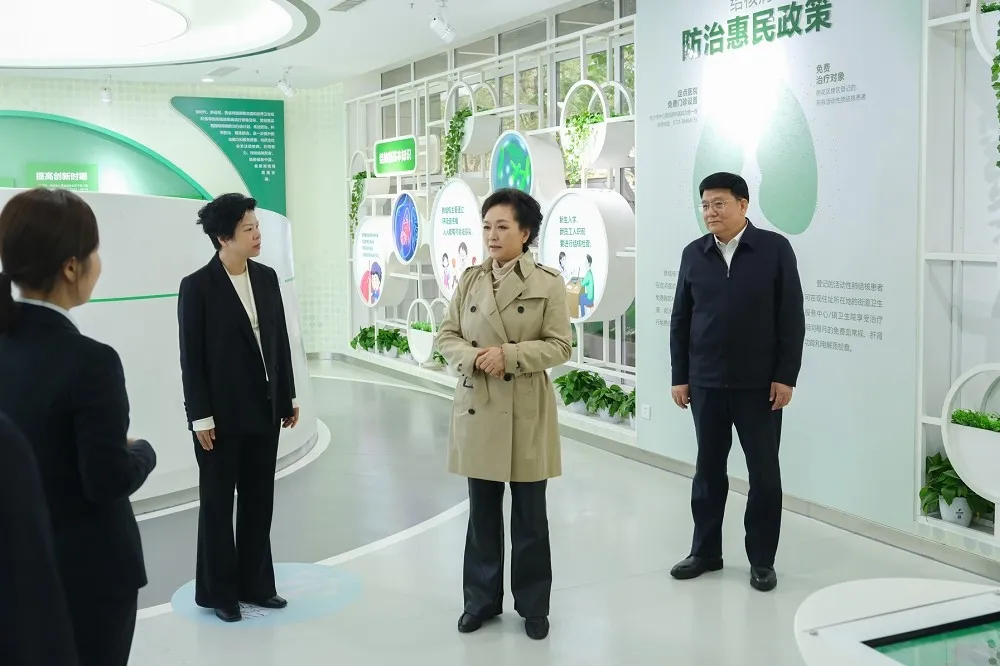 中國「第一夫人」彭麗媛榮譽不斷加身
