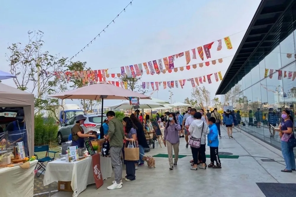 抗漲！鼓山魚市場  新「鱻」銅板價　市集邀台鋼雄鷹啦啦隊同樂