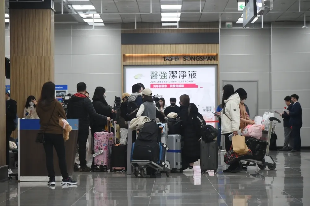 鋒面強襲！金門濃霧班機取消逾千旅客滯留　桃機飛日航班受影響