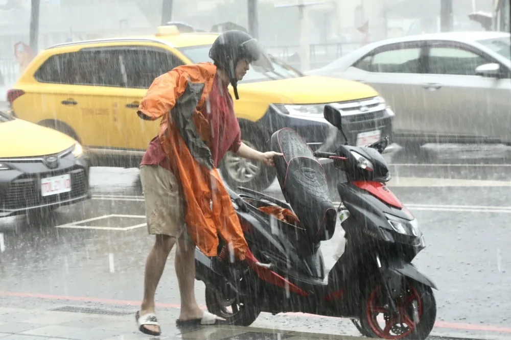 大雷雨還沒停！10縣市豪雨特報持續到周一　北市山區雨最大