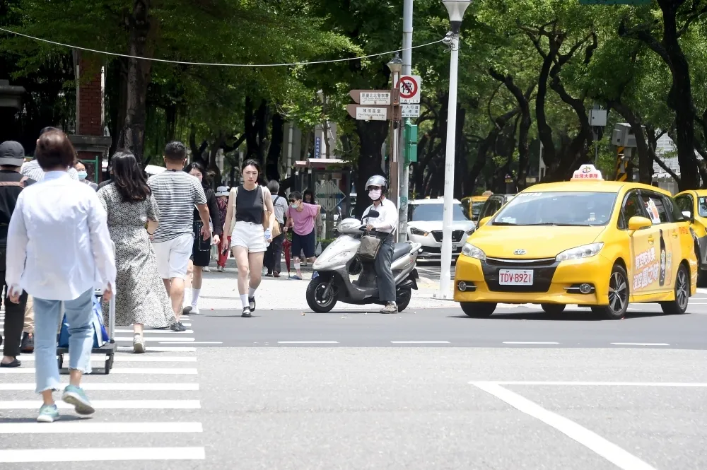 【4月新制懶人包】開徵牌照稅　胃癌、食道癌免疫治療納健保一次看