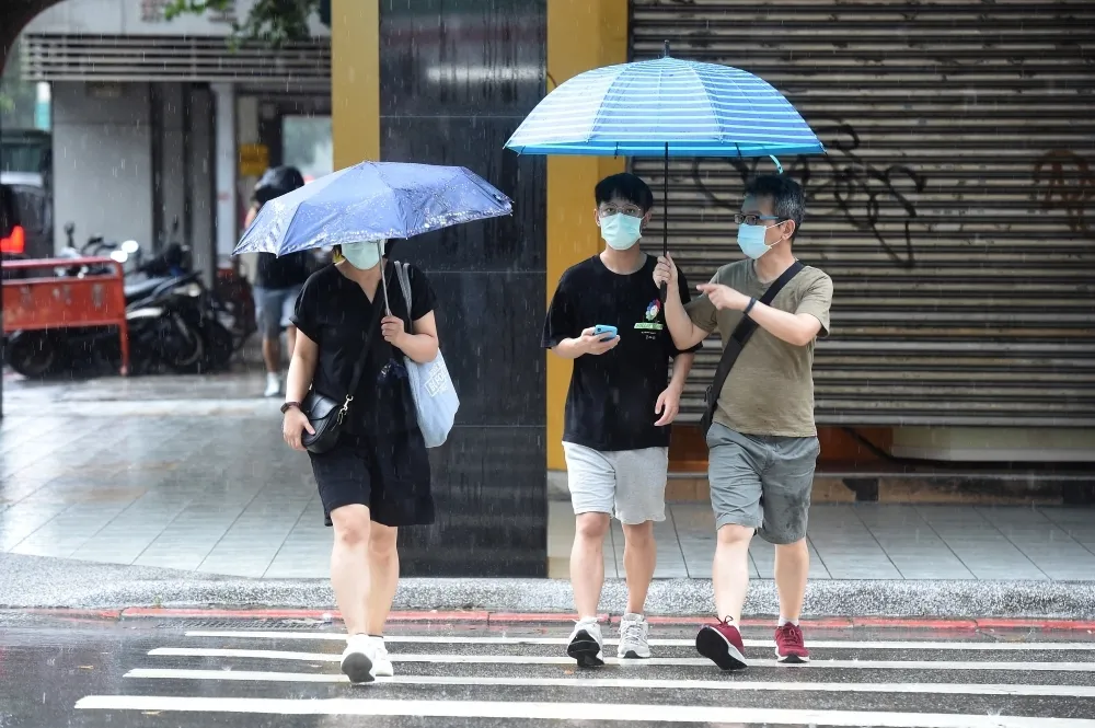 好天氣還有1天！清明連假2波鋒面接力來襲　收假日恐「雷雨狂炸」