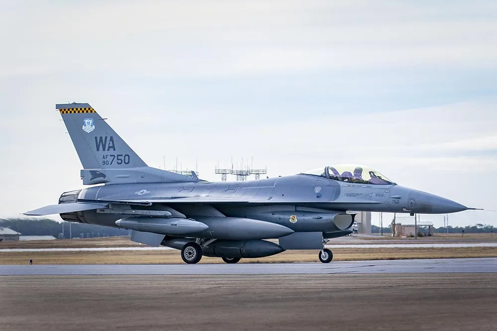 美軍「毒液計劃」測試AI自主飛行3架F-16戰機　進駐埃格林空軍基地