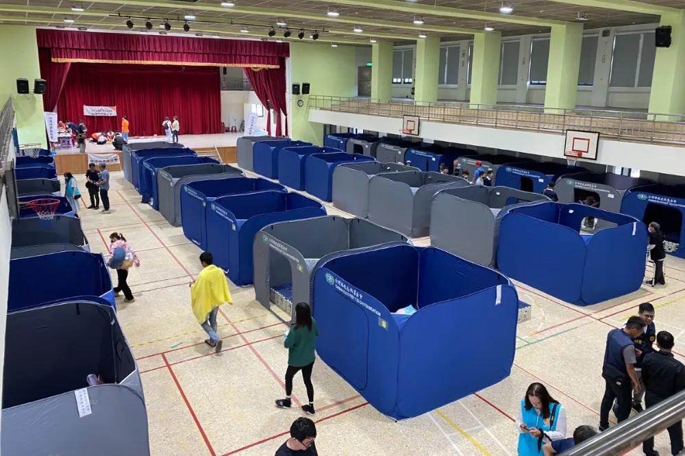 【花蓮7.2強震】餘震不斷！民眾驚恐不敢住家裡　縣府急搭帳棚收容數百人