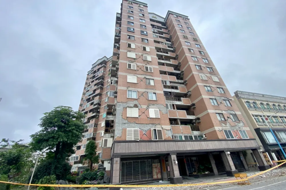 【花蓮7.2強震】山海關大樓外牆出現恐怖交叉裂縫　技師勘驗後列紅單危樓