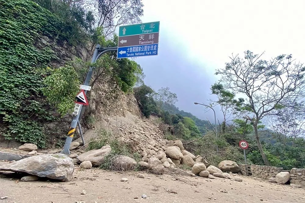 【花蓮7.2強震】中橫公路慘況曝光！至少6處崩塌　最快7日搶通單線