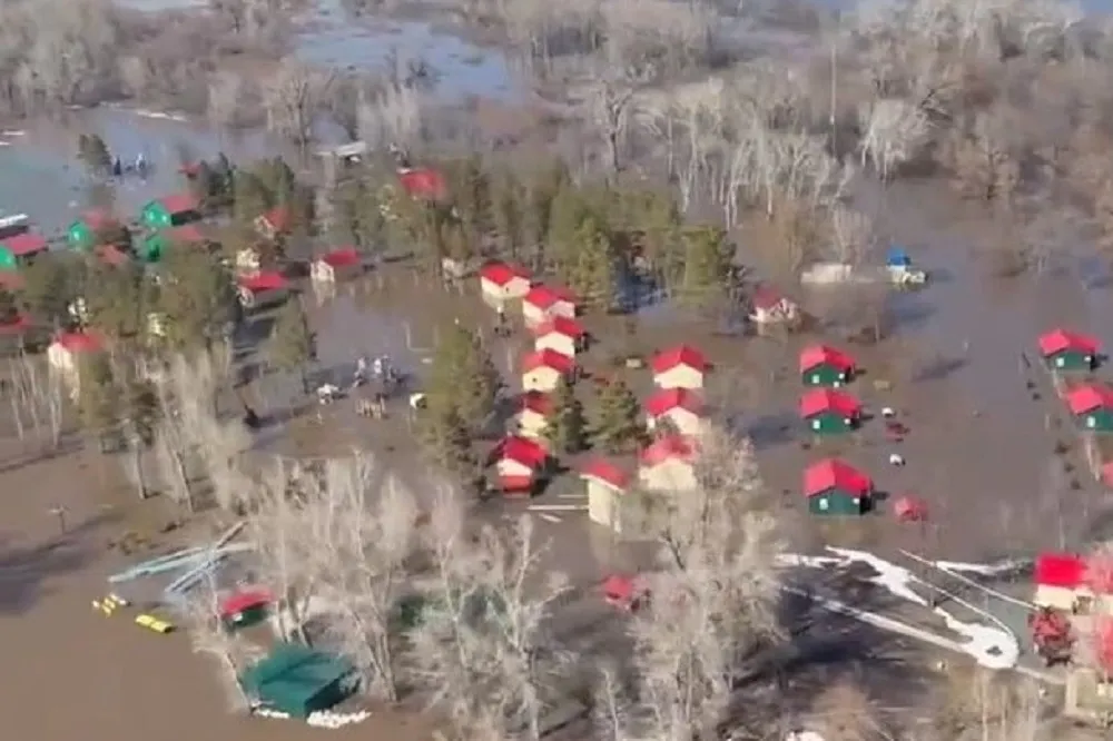 【有片】俄國奧倫堡州融雪洪水導致潰堤　奧爾斯克市4000棟房屋泡水