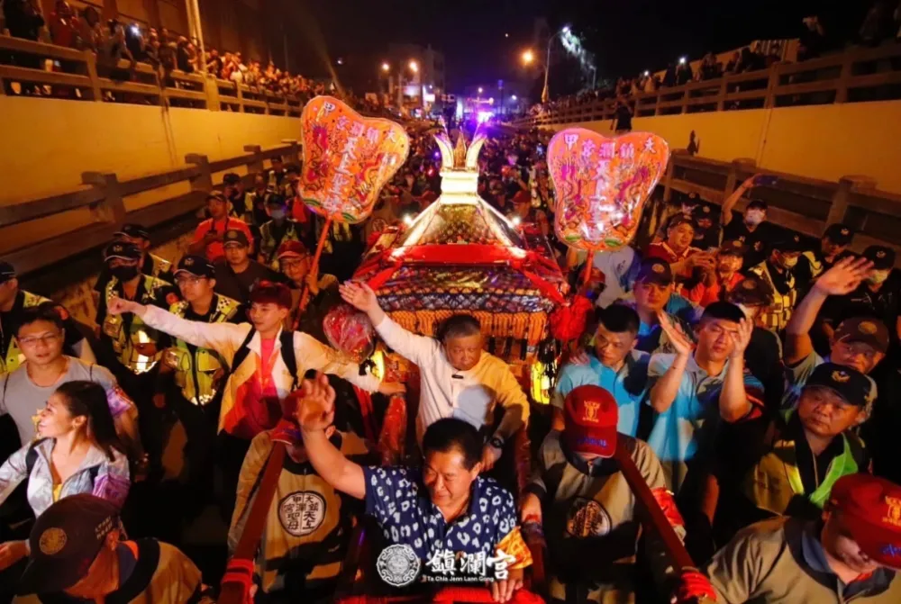 白狼沒來也沒搶轎！大甲媽祖鑾轎過民生地下道仍延誤6小時　創最晚紀錄