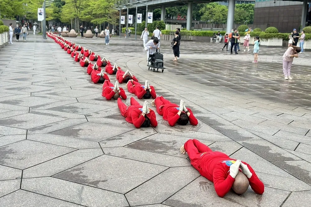 「台灣行腳大禮拜」　上百人五體投地在台北101為災民祈福