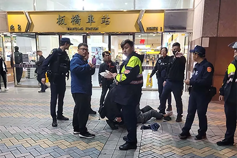 板橋車站前2警遭美工刀刺傷　1警胸口被劃30公分濺血送醫