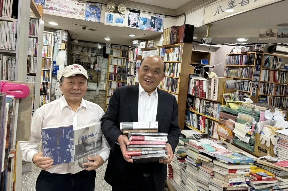 賴清德宣布卓內閣首日　蘇貞昌光顧老書店助重建
