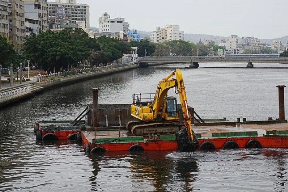 水利局清理愛河底泥　提升河道排洪效能