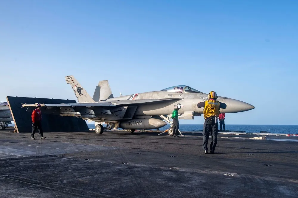 【有片】美軍F/A-18「超級大黃蜂」開始加掛響尾蛇飛彈　因應波斯灣無人機威脅