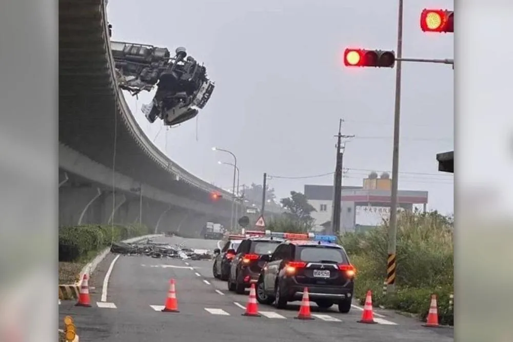 【驚悚畫面】台61線聯結車相撞　車頭衝出護欄懸空搖晃司機墜地命危
