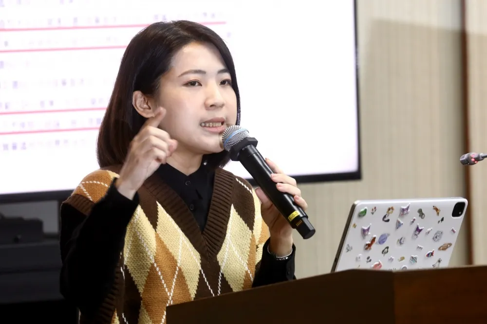 大姑涉洗錢詐騙　徐巧芯哭倒傅崐萁懷裡淚喊：有涉入我就辭職