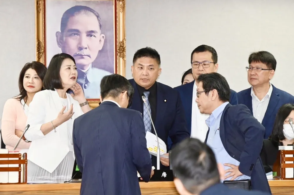 藍拚520前闖關總統國情報告「即問即答」　朝野再爆衝突擠主席台對嗆