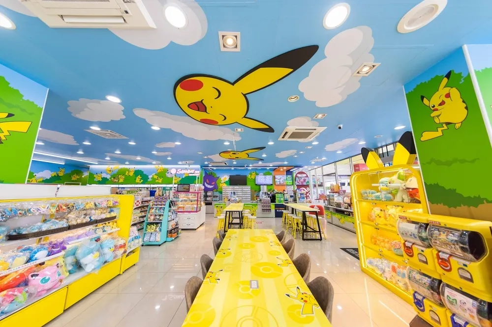 7-11 ×《Pokemon 朱/紫》寶可夢主題店在這裡！皮卡丘等角色藏於各處　Switch 試玩機台、卡片機台等你來玩