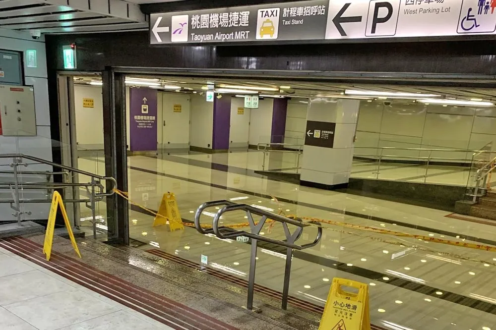 【好濕片】雨襲雙北！台北車站淹水遭諷「游泳池」　五股疏洪道成小溪