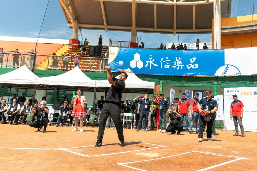 永信健康盃慢壘賽台中開打　副市長黃國榮：帶動城市運動風氣