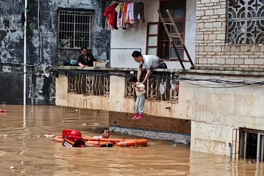 【有片】廣東「百年一遇」暴雨成災　多棟民宅遭土石掩埋傷亡仍未明