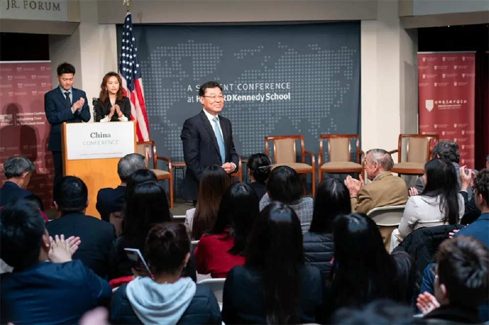 【有片】中國駐美大使謝鋒哈佛演講爆衝突　警告美國勿干涉台灣「內政」遭在場學生抗議怒嗆