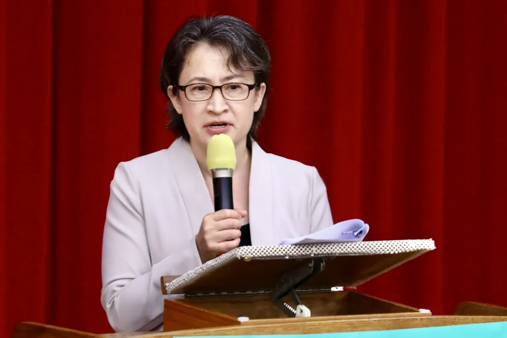 蕭美琴遭疑返台要求免查驗私酒　財政部澄清：依法免辦查驗