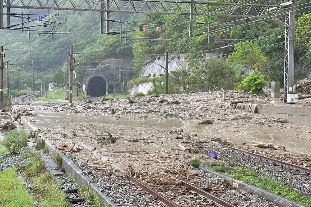 快訊／宜花暴雨狂炸土石崩落　台鐵北迴線、蘇花公路中斷搶修