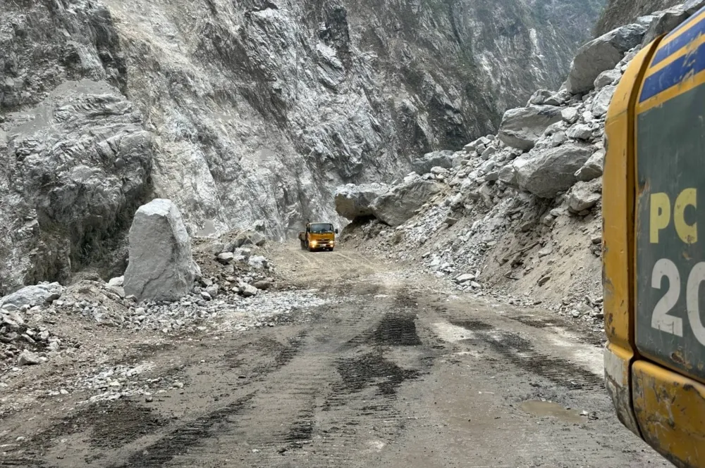 中橫公路坍方清運千噸巨石　今搶通開放小車通行