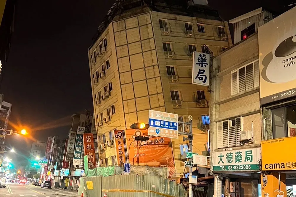 快訊／凌晨地牛翻身全台狂搖有感！花蓮壽豐02:32規模6.3強震　富凱飯店、統帥大樓傾倒