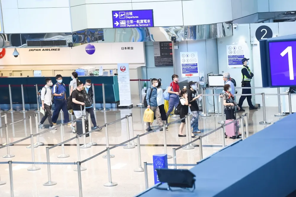 機場航站高空作業車伸縮吊臂捅破接駁車頂　桃機依法求償再扣包商25萬