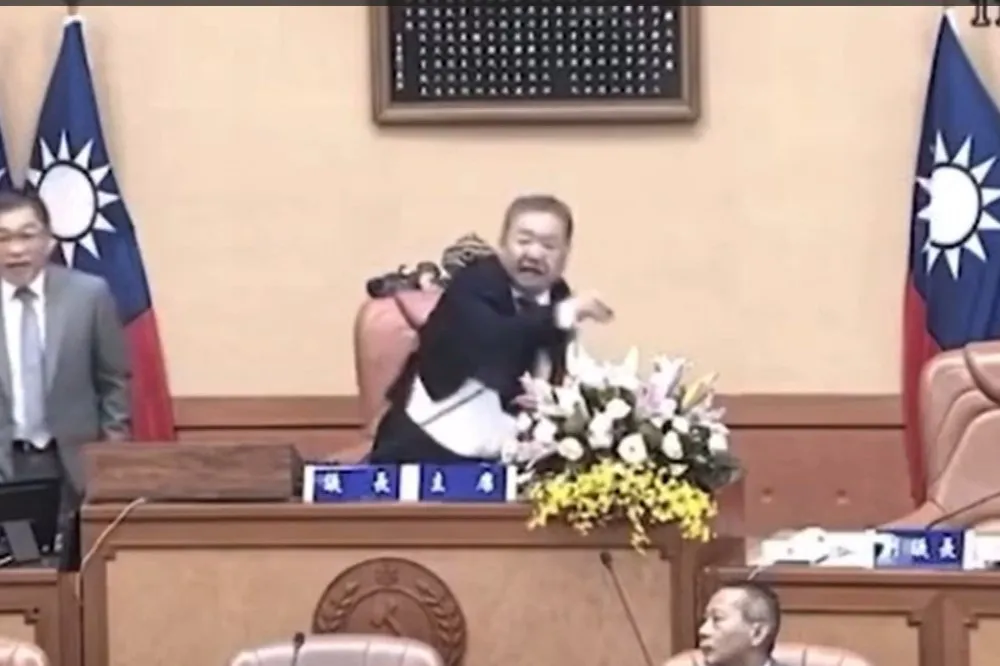【暴投片】新北議會抽籤爆衝突　議長砸手機飆罵議員「O你娘」