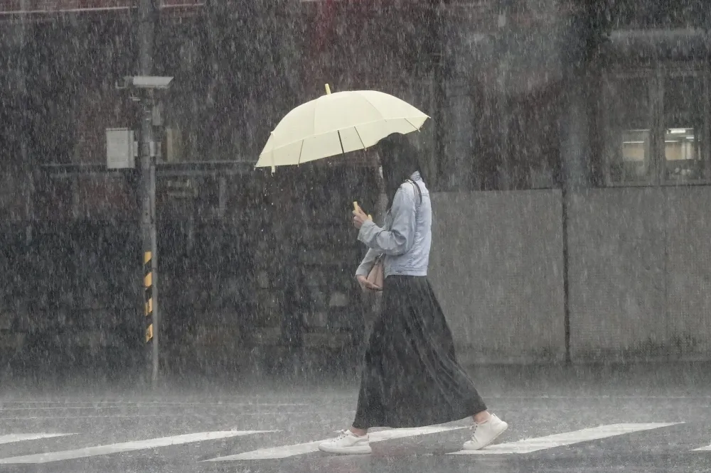 【周末天氣預報】鋒面帶來豪大雨　西半部「紫色一片」未來4天恐溼答答