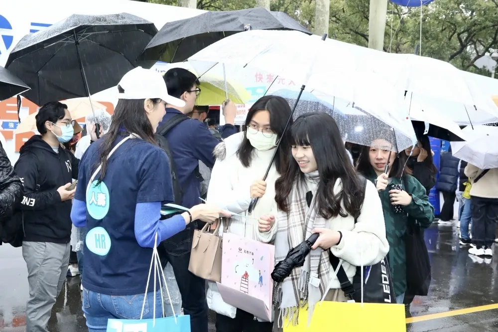 酒店公關滲透校園徵才　搭訕女大生還高調留「初入八大」招募訊息