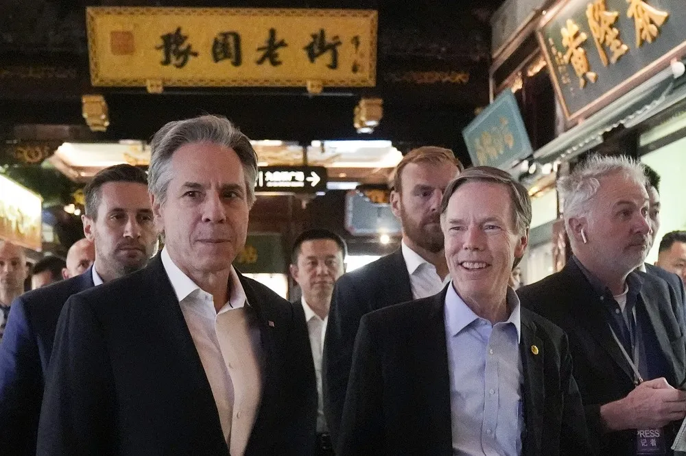 【有片】布林肯遊上海看籃球賽　拍片誓言解決芬太尼等美中分歧