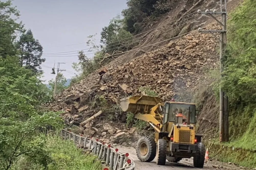 地震連搖！宜蘭台7甲線米摩登路段坍方　預計明下午5點搶通