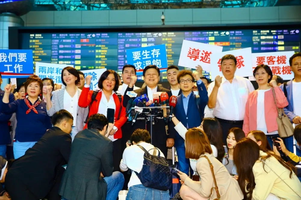 國民黨赴京請命　主客各獻兩串蕉