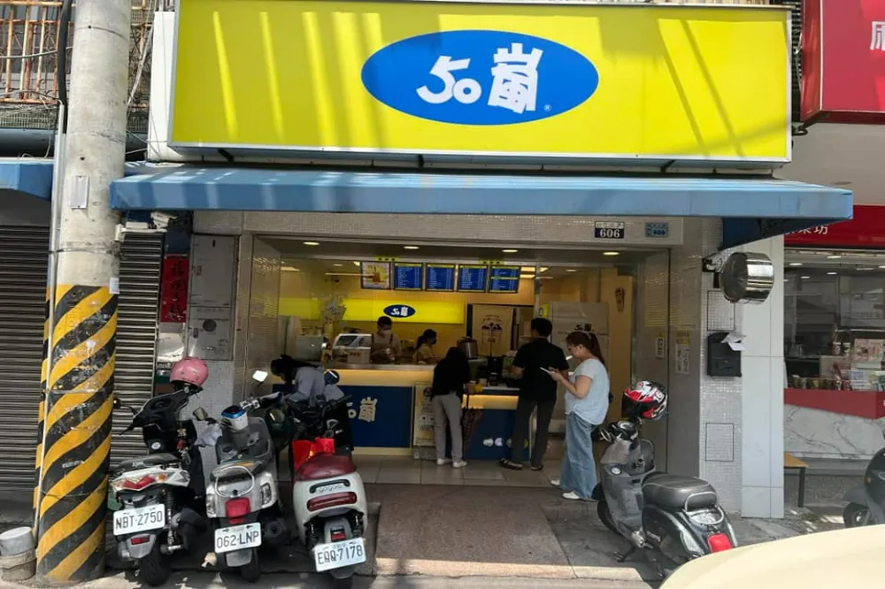 買50嵐竟咬到碎玻璃　店家認賠但網友為1事氣炸