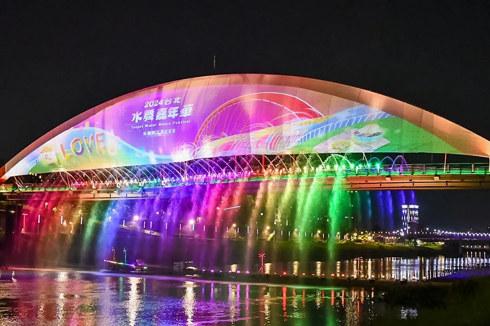 【交通方式】台北水舞嘉年華時間、觀賞點推薦！水舞燈光秀搭水幕動畫美翻　還能打卡彩虹光廊