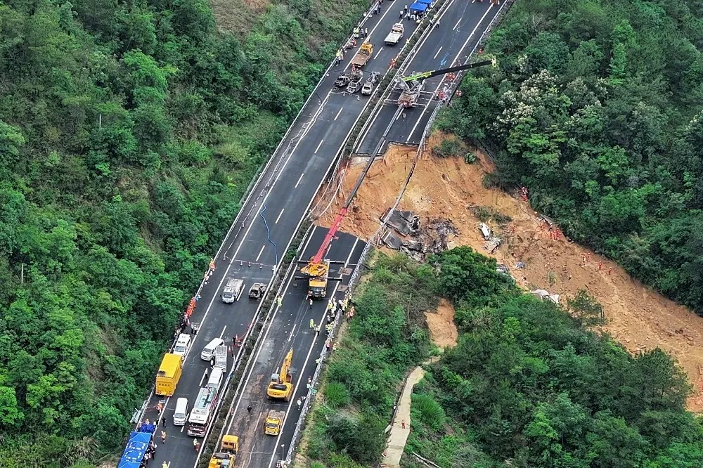 【有片】連日暴雨引發路面塌陷　廣東高速公路18車掉落、19人喪生