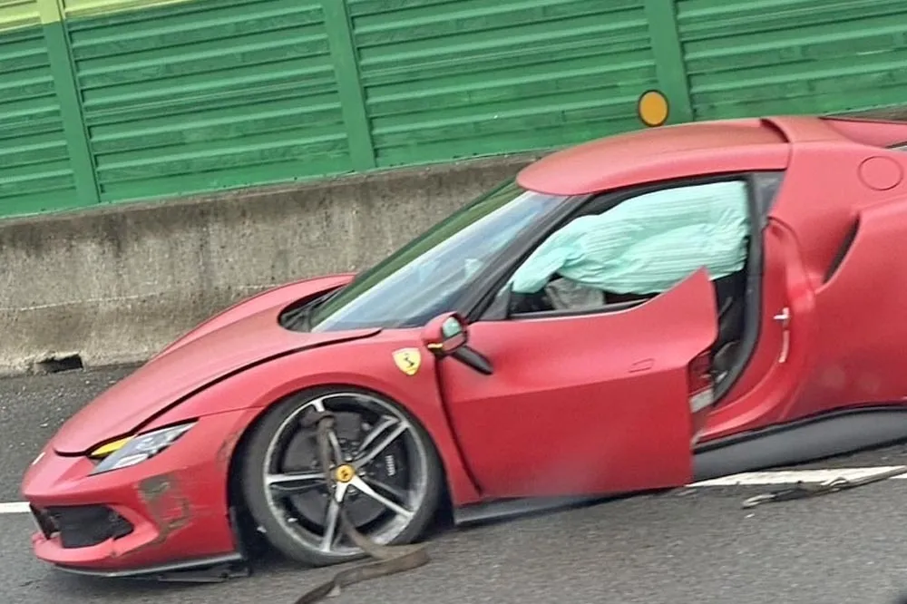 千萬法拉利國道自撞　車主身分曝光！3年前駕林寶堅尼也火燒車