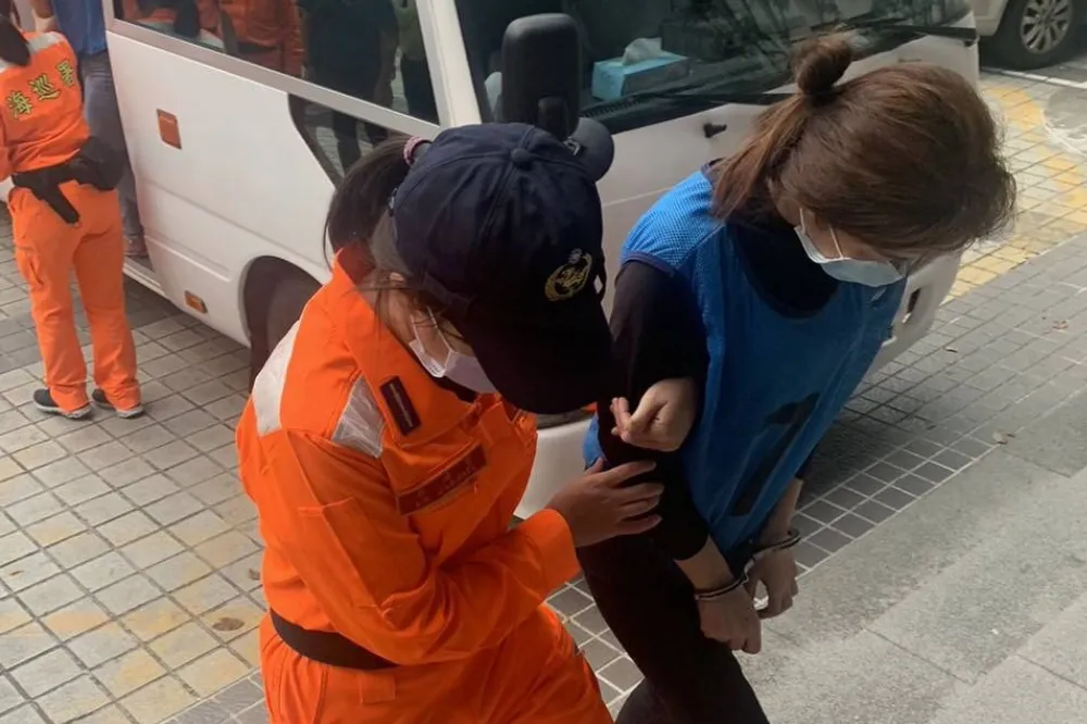 越南妹熱到脫上衣　16人偷渡遭關貨船密閉艙內險悶死