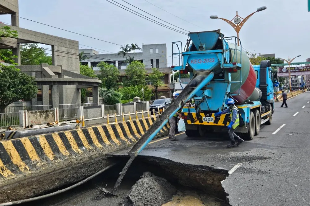 新竹湖口出現2米深天坑　台電潛盾作業施工被指為禍首