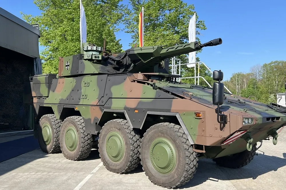 【有片】 簽約僅3周　德軍首輛「拳師」重型武器載運車交車